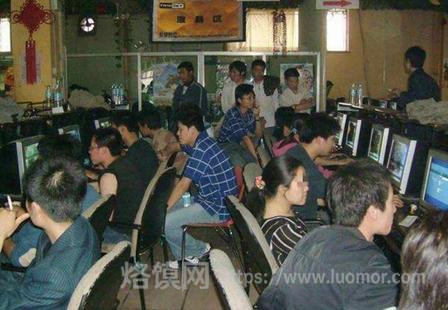 九十年代徐州网吧:海云旁的赛博起点,一代人藏在大头显示器里的青春 九十年代徐州网吧:海云旁的赛博起点,一代人藏在大头显示器里的青春